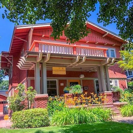 Lady Geneva Bed & Breakfast Medford Buitenkant foto