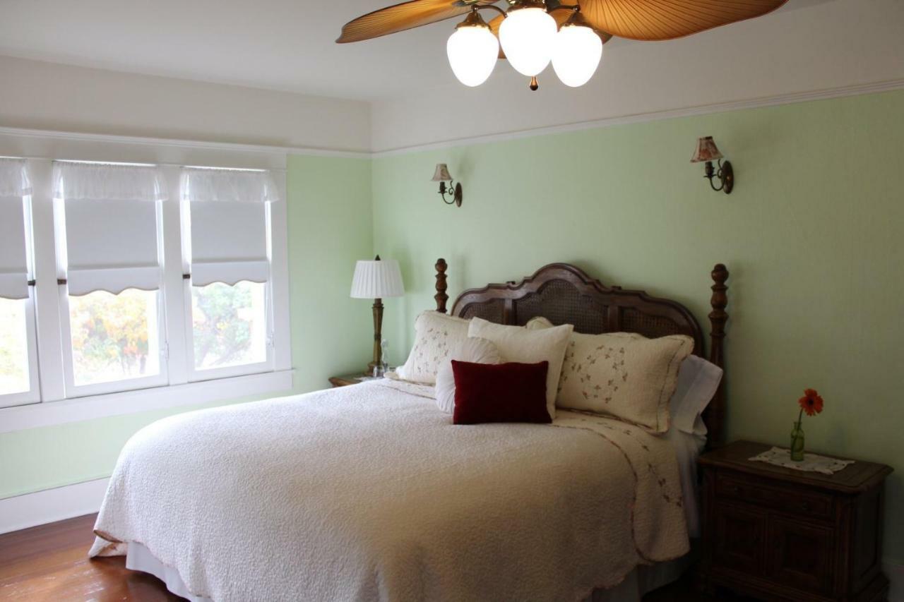 Lady Geneva Bed & Breakfast Medford Buitenkant foto